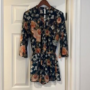 Show me your mumu floral romper. Size small.